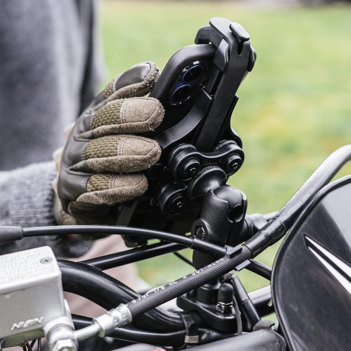 RAM Quick Grip Pro Horizontal Bar Phone Mount with Vibe Safe Short – Compatible with Ford F-150, Chevrolet Silverado, Dodge Ram, Toyota Tacoma, and more